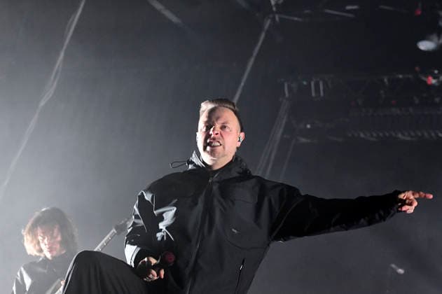 Adam Christianson und Samuel David Carter von den Architects live bei einem Konzert in der Swiss Life Hall. Hannover, 13.01.202