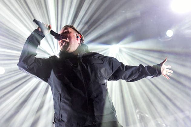 Samuel David Carter von den Architects live bei einem Konzert in der Swiss Life Hall. Hannover, 13.01.202
