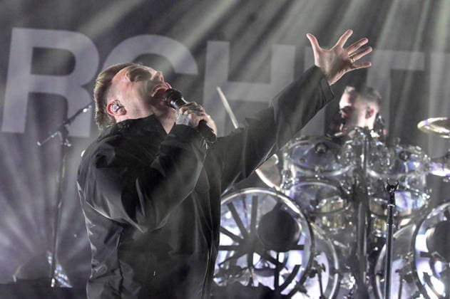 Samuel David Carter und Dan Searle von den Architects live bei einem Konzert in der Swiss Life Hall. Hannover, 13.01.202