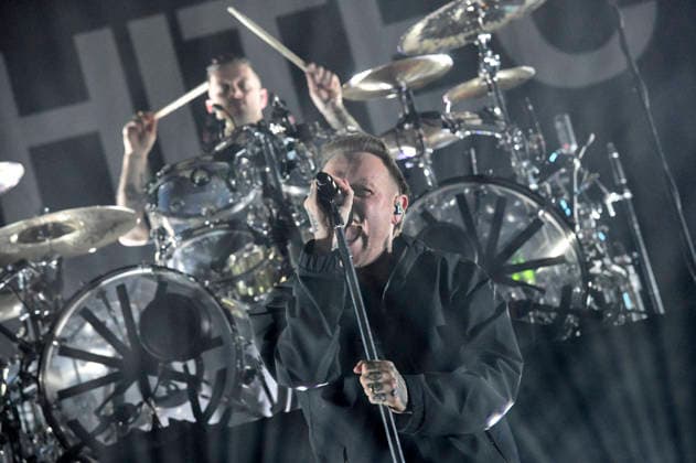 Dan Searle und Samuel David Carter von den Architects live bei einem Konzert in der Swiss Life Hall. Hannover, 13.01.202