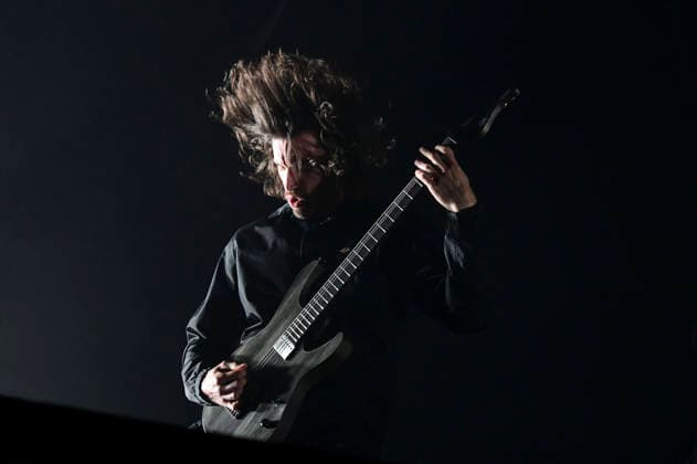 Adam Christianson von den Architects live bei einem Konzert in der Swiss Life Hall. Hannover, 13.01.202
