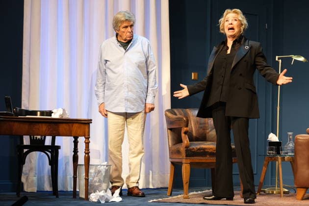 Sie kennen sich seit mehr als 40 Jahren und stehen jetzt zum ersten Mal gemeinsam auf der Theaterbühne: Michaela May und Sigmar Solbach sind in Hamburg im Theaterstück Der Abschiedsbrief in der Komödie Winterhuder Fährhaus zu sehen. Im Oktober wird Sigmar Solbach 80 Jahre alt, im kommenden Jahr soll es mit dieser Komödie auf Tournee gehen, Fotoprobe am 14.1.2026 in Hamburg