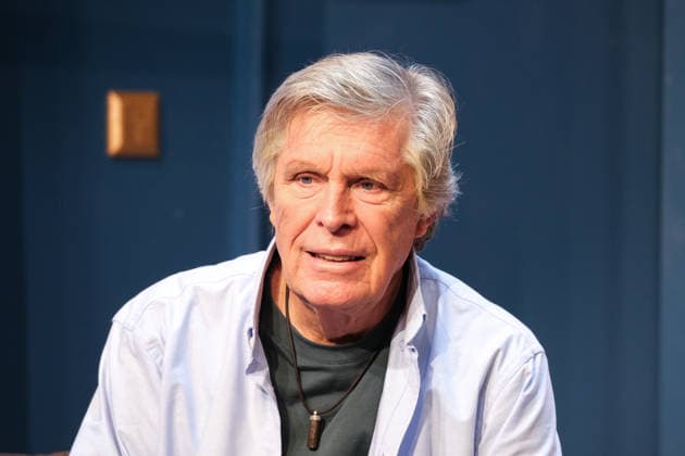 Sie kennen sich seit mehr als 40 Jahren und stehen jetzt zum ersten Mal gemeinsam auf der Theaterbühne: Michaela May und Sigmar Solbach sind in Hamburg im Theaterstück Der Abschiedsbrief in der Komödie Winterhuder Fährhaus zu sehen. Im Oktober wird Sigmar Solbach 80 Jahre alt, im kommenden Jahr soll es mit dieser Komödie auf Tournee gehen, Fotoprobe am 14.1.2026 in Hamburg