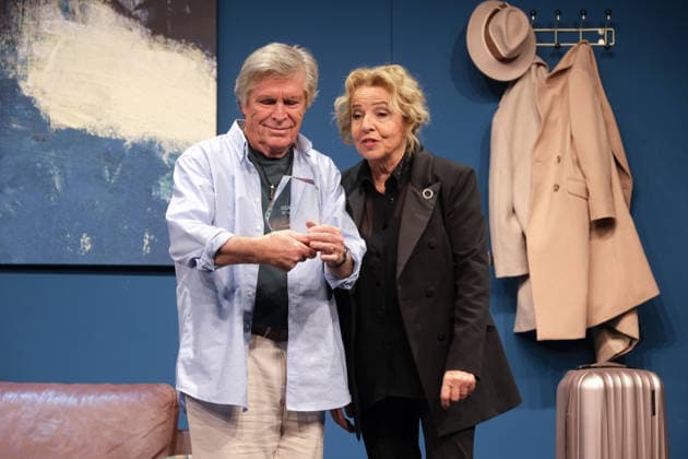 Sie kennen sich seit mehr als 40 Jahren und stehen jetzt zum ersten Mal gemeinsam auf der Theaterbühne: Michaela May und Sigmar Solbach sind in Hamburg im Theaterstück Der Abschiedsbrief in der Komödie Winterhuder Fährhaus zu sehen. Im Oktober wird Sigmar Solbach 80 Jahre alt, im kommenden Jahr soll es mit dieser Komödie auf Tournee gehen, Fotoprobe am 14.1.2026 in Hamburg