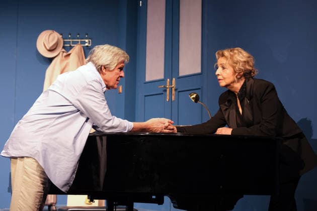 Sie kennen sich seit mehr als 40 Jahren und stehen jetzt zum ersten Mal gemeinsam auf der Theaterbühne: Michaela May und Sigmar Solbach sind in Hamburg im Theaterstück Der Abschiedsbrief in der Komödie Winterhuder Fährhaus zu sehen. Im Oktober wird Sigmar Solbach 80 Jahre alt, im kommenden Jahr soll es mit dieser Komödie auf Tournee gehen, Fotoprobe am 14.1.2026 in Hamburg