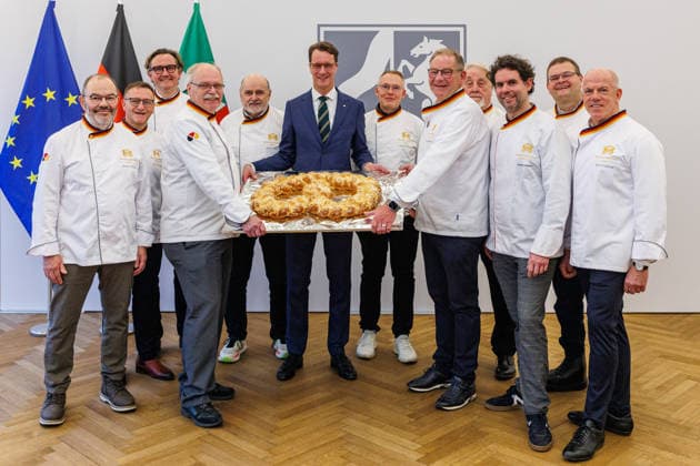 News Bilder des Tages 14.01.2026. Düsseldorf. NRW-Ministerpräsident Hendrik Wüst nimmt Neujahrswünsche des Schornsteinfegerhandwerks und die Neujahrsbrezel des Bäckerinnungsverbands WEST entgegen. Traditionell überbringen die Schornsteinfegerinnen und Schornsteinfeger gute Wünsche zum neuen Jahr und die Bäckerinnung überreicht die Neujahrsbrezel. Düsseldorf Staatskanzlei Nordrhein-Westfalen Deutschland *** 14 01 2026 Düsseldorf NRW Minister President Hendrik Wüst receives New Years wishes from the chimney sweep trade and the New Years pretzel from the WEST Bakers Guild Association Traditionally, the chimney sweeps bring good wishes for the New Year and the Bakers Guild presents the New Years pretzel Düsseldorf State Chancellery of North Rhine-Westphali