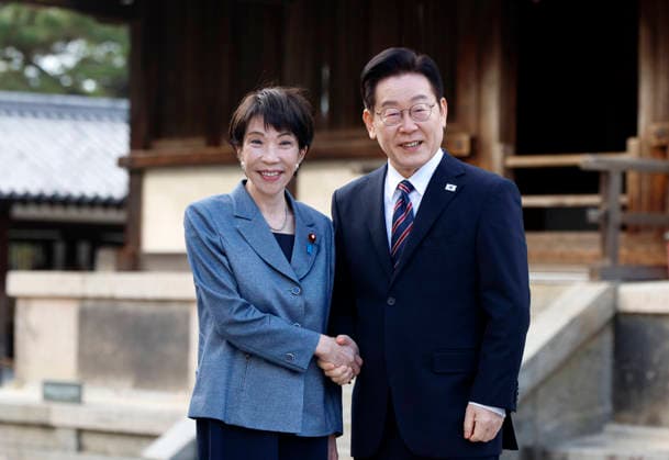 News Bilder des Tages January 14, 2026, Tokyo, Japan: Japanese Prime Minister SANAE TAKAICHI (L) and South Korean President LEE JAE MYUNG pose for photographs as they visit the Western Precinct (Saiin Garan) at Horyu-ji temple in Ikaruga, Nara prefecture, western Japan. South Korean President Lee Jae Myung is on a two-day visit to Japan. Tokyo Japan - ZUMAz114 20260114_zih_z114_004 Copyright: xPOOLx