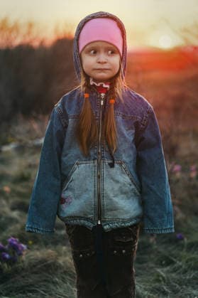 Portrait of a girl in a pink hat and denim jacket at sunset. Orenburg, Orenburg Oblast, Russia R_LQBD251229A-1920258-01 ,model released, Symbolfoto
