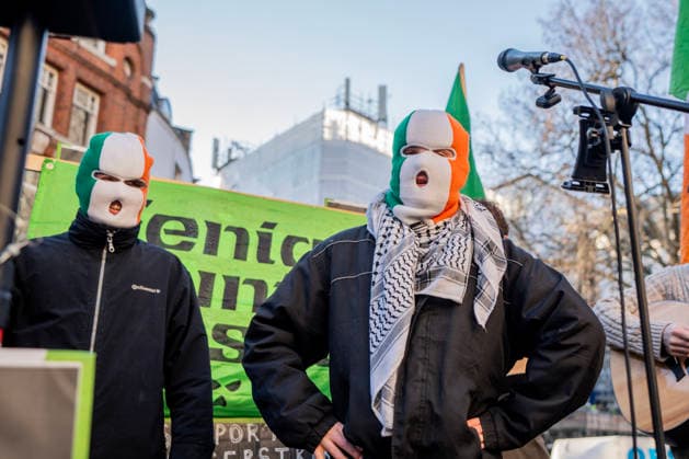 News Bilder des Tages Mo Chara Kneecap Court Appeal in London, UK - 14 Jan 2026 Representatives of Mo Chara s Belfast rap group KNEECAP speak to their supporters during a demonstration at his appeal at the Royal Courts of Justice. The UK Government are appealing to overthrow the September dismissal of Mo Chara’s case - the Belfast rapper is accused of displaying a flag in support of Hezbollah at a gig in London in November 2024. Hundreds of pro-Palestinian protestors were present to oppose the appeal. London United Kingdom Copyright: xLabxKyxMox xSOPAxImagesx LabMO_CHARA_KNEECAP_APPEAL_SOPA_12