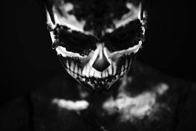Das Gesicht des Mädchens ist in fluoreszierenden UV Farben bemalt und sieht aus wie ein leuchtender Neonschädel Girl s Face painted in fluorescent UV colors and looks like Neon Glowing Skull Copyright: imageBROKER Multipedia ibliqx16078360.jpg ,model released, Symbolfoto ,property released