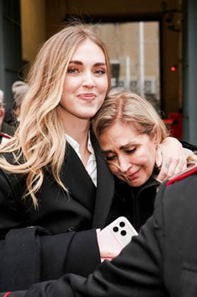 MILAN - Chiara Ferragni was acquitted in the trial over the pandoro and Easter egg case. Her emotional parents greeted her outside the courthouse. Pictured: Chiara Ferragni hugs and cuddles her mother, Marina Di Guardo.  Copyright: xEmanuelexRobertoxDexCarlix xipa-agency.netx xipa-agency.netx xx IPA_Agency_IPA70060334