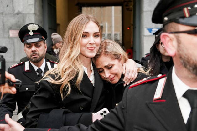 MILAN - Chiara Ferragni was acquitted in the trial over the pandoro and Easter egg case. Her emotional parents greeted her outside the courthouse. Pictured: Chiara Ferragni hugs and cuddles her mother, Marina Di Guardo.  Copyright: xEmanuelexRobertoxDexCarlix xipa-agency.netx xipa-agency.netx xx IPA_Agency_IPA70060335