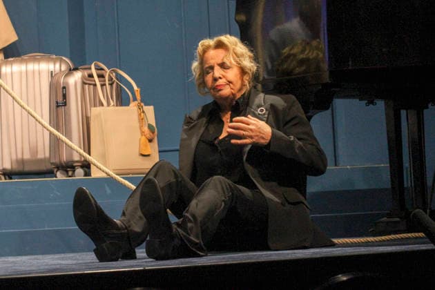 abb: Michaea May spielt die Ehefrau Maud Darstellerin Schauspielerin bei der Fotoprobe Szene zum Theaterstueck Der Abschiedsbrief von Audrey Schebat auf der Buehne der Komoedie Winterhuder Faehrhaus am 14.01.2016 in Hamburg Hamburg Deutschland