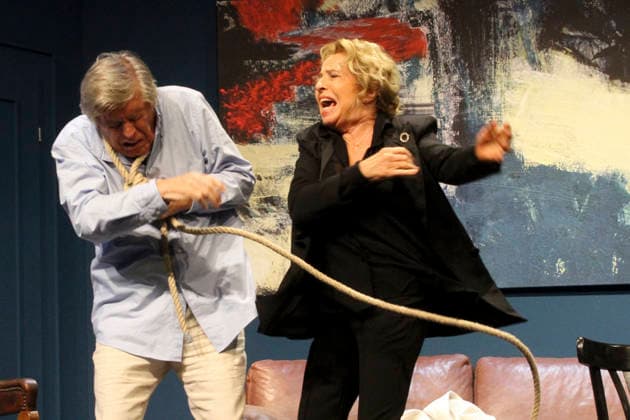 abb: Michaela May spielt die Ehefrau Maud mit Sigmar Solbach in der Rolle des Ehemann Julian Darsteller Schauspieler bei der Fotoprobe Szene zum Theaterstueck Der Abschiedsbrief von Audrey Schebat auf der Buehne der Komoedie Winterhuder Faehrhaus am 14.01.2016 in Hamburg Hamburg Deutschland