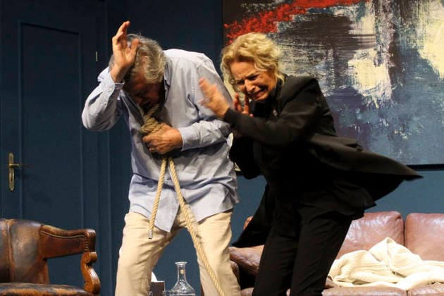 abb: Michaela May spielt die Ehefrau Maud mit Sigmar Solbach in der Rolle des Ehemann Julian Darsteller Schauspieler bei der Fotoprobe Szene zum Theaterstueck Der Abschiedsbrief von Audrey Schebat auf der Buehne der Komoedie Winterhuder Faehrhaus am 14.01.2016 in Hamburg Hamburg Deutschland