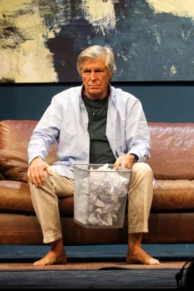 abb: Sigmar Solbach in der Rolle des Ehemann Julian Darsteller Schauspieler bei der Fotoprobe Szene zum Theaterstueck Der Abschiedsbrief von Audrey Schebat auf der Buehne der Komoedie Winterhuder Faehrhaus am 14.01.2016 in Hamburg Hamburg Deutschland