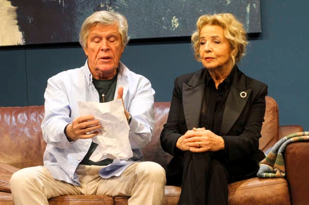 abb: Michaela May spielt die Ehefrau Maud mit Sigmar Solbach in der Rolle des Ehemann Julian Darsteller Schauspieler bei der Fotoprobe Szene zum Theaterstueck Der Abschiedsbrief von Audrey Schebat auf der Buehne der Komoedie Winterhuder Faehrhaus am 14.01.2016 in Hamburg Hamburg Deutschland