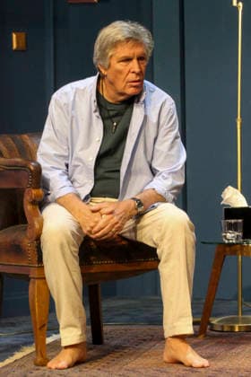 abb: Sigmar Solbach in der Rolle des Ehemann Julian Darsteller Schauspieler bei der Fotoprobe Szene zum Theaterstueck Der Abschiedsbrief von Audrey Schebat auf der Buehne der Komoedie Winterhuder Faehrhaus am 14.01.2016 in Hamburg Hamburg Deutschland