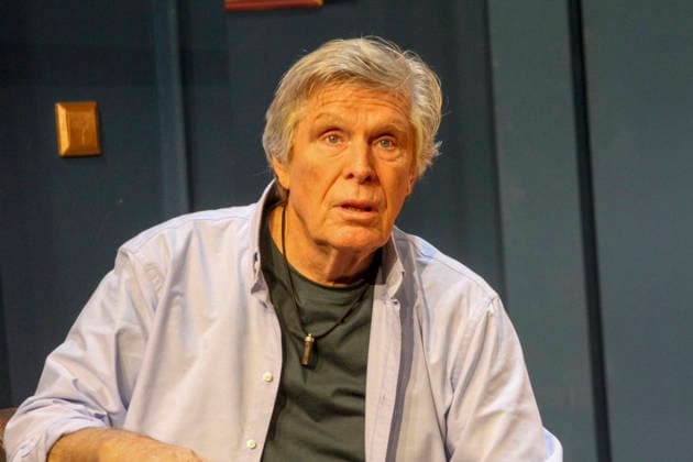 abb: Sigmar Solbach in der Rolle des Ehemann Julian Darsteller Schauspieler bei der Fotoprobe Szene zum Theaterstueck Der Abschiedsbrief von Audrey Schebat auf der Buehne der Komoedie Winterhuder Faehrhaus am 14.01.2016 in Hamburg Hamburg Deutschland