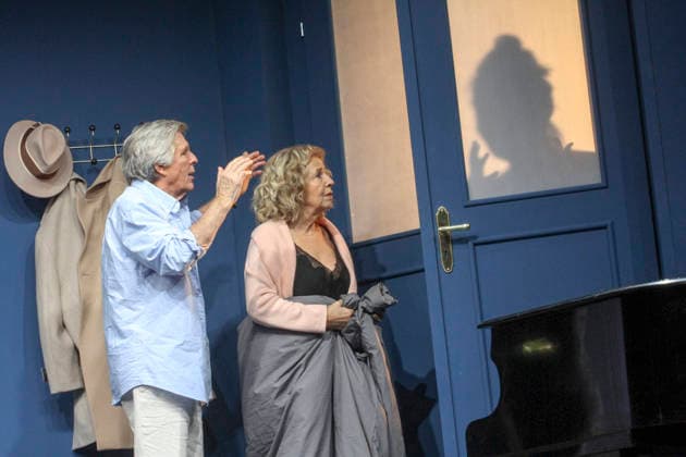 abb: Michaela May spielt die Ehefrau Maud mit Sigmar Solbach in der Rolle des Ehemann Julian Darsteller Schauspieler bei der Fotoprobe Szene zum Theaterstueck Der Abschiedsbrief von Audrey Schebat auf der Buehne der Komoedie Winterhuder Faehrhaus am 14.01.2016 in Hamburg Hamburg Deutschland