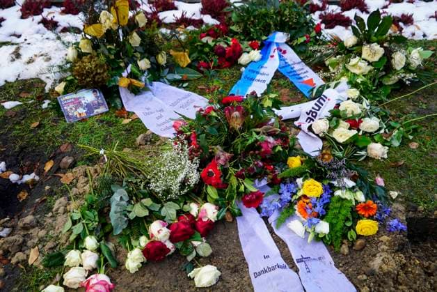 cntv- Das Winterliche Grab des verstorbenen Schauspielers Rolf Becker mit vielen bunten Blumen Grabgestecke Trauerkraenze von Freunden und Bekannten auf dem Ohlsdorfer Friedhpf am 14.01.2015 in Hamburg Hamburg Deutschland