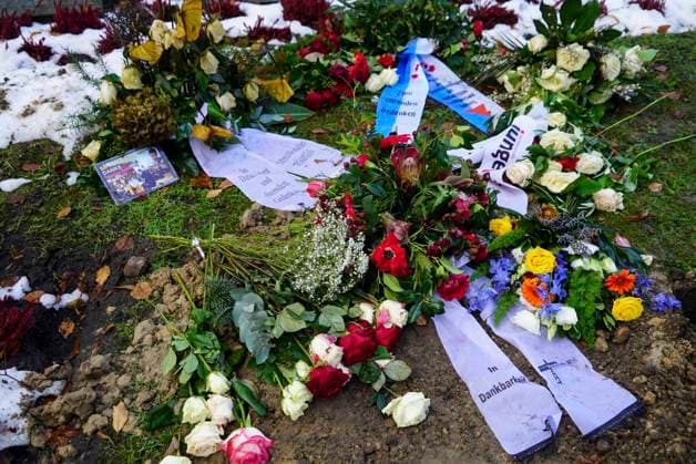 cntv- Das Winterliche Grab des verstorbenen Schauspielers Rolf Becker mit vielen bunten Blumen Grabgestecke Trauerkraenze von Freunden und Bekannten auf dem Ohlsdorfer Friedhpf am 14.01.2015 in Hamburg Hamburg Deutschland