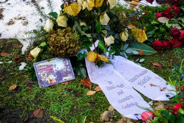 cntv- Das Winterliche Grab des verstorbenen Schauspielers Rolf Becker mit vielen bunten Blumen Grabgestecke Trauerkraenze von Freunden und Bekannten auf dem Ohlsdorfer Friedhpf am 14.01.2015 in Hamburg Hamburg Deutschland