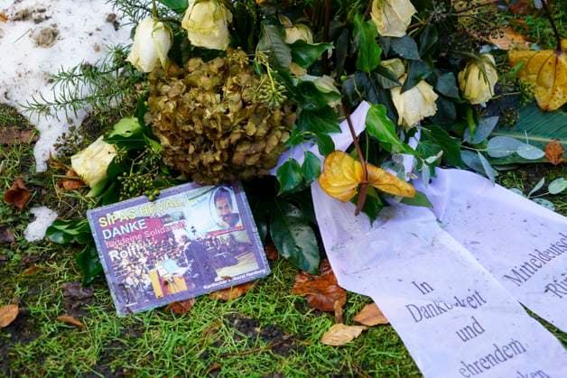 cntv- Das Winterliche Grab des verstorbenen Schauspielers Rolf Becker mit vielen bunten Blumen Grabgestecke Trauerkraenze von Freunden und Bekannten auf dem Ohlsdorfer Friedhpf am 14.01.2015 in Hamburg Hamburg Deutschland
