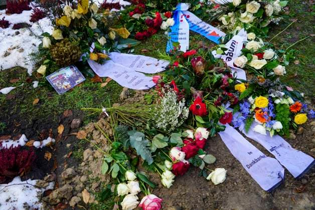 cntv- Das Winterliche Grab des verstorbenen Schauspielers Rolf Becker mit vielen bunten Blumen Grabgestecke Trauerkraenze von Freunden und Bekannten auf dem Ohlsdorfer Friedhpf am 14.01.2015 in Hamburg Hamburg Deutschland