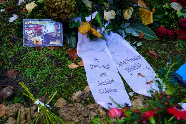 cntv- Das Winterliche Grab des verstorbenen Schauspielers Rolf Becker mit vielen bunten Blumen Grabgestecke Trauerkraenze von Freunden und Bekannten auf dem Ohlsdorfer Friedhpf am 14.01.2015 in Hamburg Hamburg Deutschland