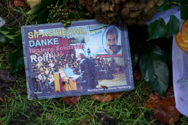 cntv- Das Winterliche Grab des verstorbenen Schauspielers Rolf Becker mit vielen bunten Blumen Grabgestecke Trauerkraenze von Freunden und Bekannten auf dem Ohlsdorfer Friedhpf am 14.01.2015 in Hamburg Hamburg Deutschland