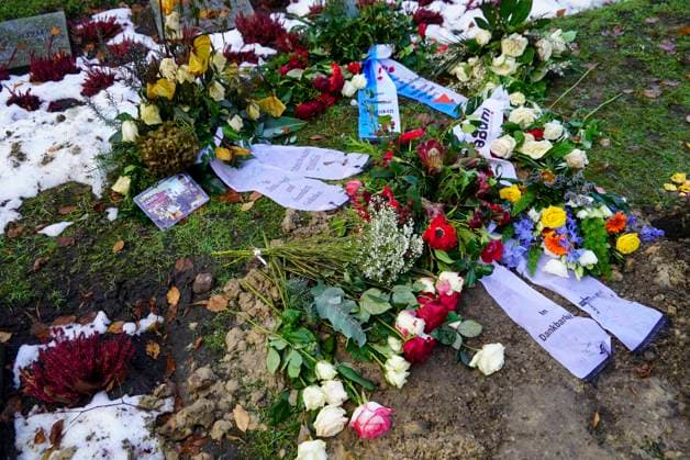 cntv- Das Winterliche Grab des verstorbenen Schauspielers Rolf Becker mit vielen bunten Blumen Grabgestecke Trauerkraenze von Freunden und Bekannten auf dem Ohlsdorfer Friedhpf am 14.01.2015 in Hamburg Hamburg Deutschland