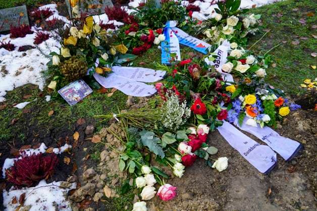 cntv- Das Winterliche Grab des verstorbenen Schauspielers Rolf Becker mit vielen bunten Blumen Grabgestecke Trauerkraenze von Freunden und Bekannten auf dem Ohlsdorfer Friedhpf am 14.01.2015 in Hamburg Hamburg Deutschland