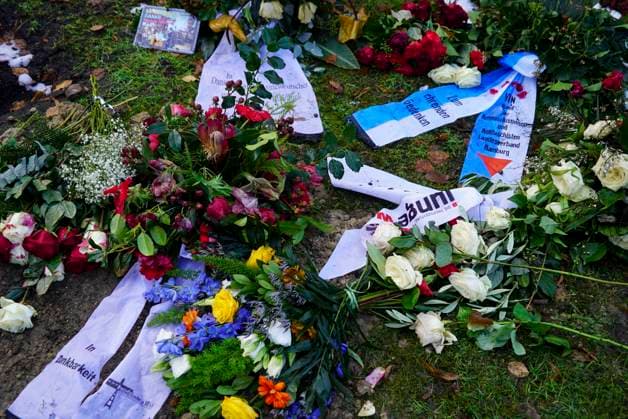 cntv- Das Winterliche Grab des verstorbenen Schauspielers Rolf Becker mit vielen bunten Blumen Grabgestecke Trauerkraenze von Freunden und Bekannten auf dem Ohlsdorfer Friedhpf am 14.01.2015 in Hamburg Hamburg Deutschland