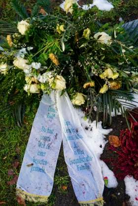 cntv- Das Winterliche Grab des verstorbenen Schauspielers Rolf Becker mit vielen bunten Blumen Grabgestecke Trauerkraenze von Freunden und Bekannten auf dem Ohlsdorfer Friedhpf am 14.01.2015 in Hamburg Hamburg Deutschland