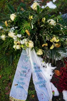 cntv- Das Winterliche Grab des verstorbenen Schauspielers Rolf Becker mit vielen bunten Blumen Grabgestecke Trauerkraenze von Freunden und Bekannten auf dem Ohlsdorfer Friedhpf am 14.01.2015 in Hamburg Hamburg Deutschland