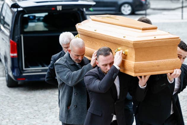 Stéphane Courbis carries his fathers coffin Arrivals at the religious ceremony in tribute to Rolland Courbis at the Madeleine church in Paris, France, on January 14, 2026 Jacovides Moreau Bestimage Arrivals at the religious ceremony in tribute to Rolland Courbis at the Madeleine church in Paris, France, on January 14, 2026 Paris France  Copyright: xJACOVIDES-MOREAUx xBESTIMAGExJACOVIDES-MOREAUx xBESTIMAGEx