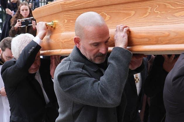 Stéphane Courbis, son of R Courbis carries the coffin Arrivals at the religious ceremony in tribute to Rolland Courbis at the Madeleine church in Paris, France, on January 14, 2026 Jacovides Moreau Bestimage Arrivals at the religious ceremony in tribute to Rolland Courbis at the Madeleine church in Paris, France, on January 14, 2026 Paris France  Copyright: xJACOVIDES-MOREAUx xBESTIMAGExJACOVIDES-MOREAUx xBESTIMAGEx