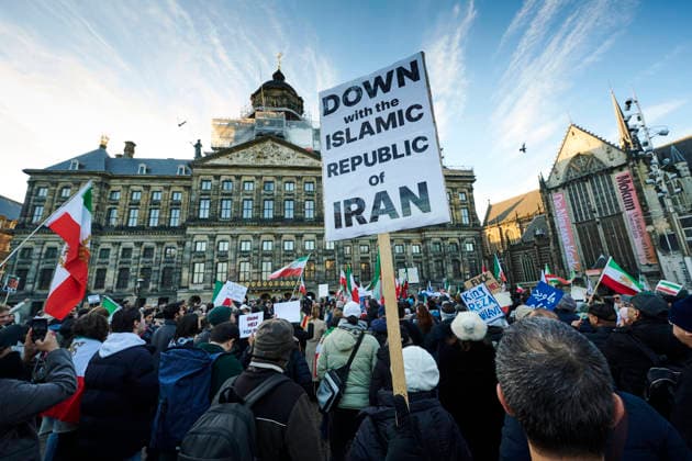 News Bilder des Tages Peace march in solidarity with the Iranian people in Amsterdam AMSTERDAM 14-01-25. Een vredesmars uit solidariteit met het Iraanse volk en tegen het Islamitische regime in Iran loopt vanaf de Dam naar het Amerikaanse consulaat. NICO GARSTMAN CONTENT CURATION AMSTERDAM 14-01-25 A peace march in solidarity with the Iranian people and against the Islamic regime in Iran will take place from Dam Square to the American consulate. NICO GARSTMAN CONTENT CURATION AMSTERDAM NETHERLANDS  Copyright: xNICOxGARSTMANx xCONTENTxCURATIONx NicoxGarstmanx xContentxCurationx