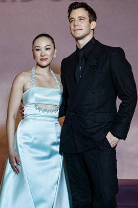 Yerin Ha et Luke Thompson au photocall de lavant première mondiale parisienne de la saison 4 Netflix de Bridgerton au Palais Brongniart à Paris, France, le 14 janvier 2026 Cyril Moreau Bestimage Netflix Bridgerton Season 4 Paris World Premiere at Palais Brongniart, in Paris, France, on January 14, 2026 Paris France  Copyright: xCYRILxMOREAUx xBESTIMAGExCYRILxMOREAUx xBESTIMAGEx