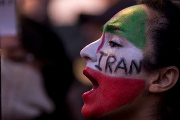 News Bilder des Tages January 14, 2026, Madrid, Madrid, Spain: A woman, a member of the Iranian community in Madrid, with her face painted in the colors of the Iranian flag, shouts during a protest in front of the Iranian Embassy in Madrid, protesters demanded an end to the violence and repression by the Islamic Republic regime during protests across Iran. Madrid Spain - ZUMAs296 20260114_znp_s296_003 Copyright: xLuisxSotox