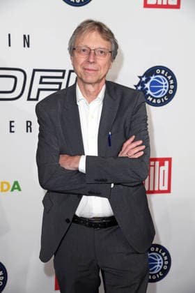 Walter M. Straten bei der Ankunft zum NBA TIP-OFF-DINNER im Axel Springer Hochhaus in Berlin am 14.01.2026