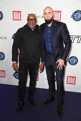 Nick Anderson (NBA legend), Marcin Gortat (NBA legend) bei der Ankunft zum NBA TIP-OFF-DINNER im Axel Springer Hochhaus in Berlin am 14.01.2026