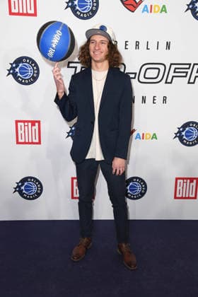 Zac Ryan aka Zac XCVIII bei der Ankunft zum NBA TIP-OFF-DINNER im Axel Springer Hochhaus in Berlin am 14.01.2026