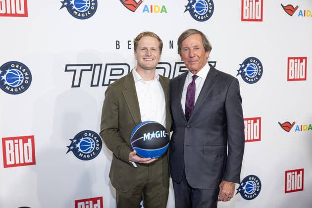 NBA Tip-Off Dinner Axel Springer Orlando-Magic-Governor Dan DeVos und Sohn Cole DeVos Tip - off Dinner Der Axel Springer Verlag lädt anläßlich des NBA Spiels am 15.01. zu einem Dinner ins Verlagshaus in Berlin Copyright: xEventpressxFuhrx