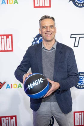 NBA Tip-Off Dinner Axel Springer Rocco Bräuniger VP, Country Manager DACH & EU Expansion, Amazon customer focus, innovation, leadership Tip - off Dinner Der Axel Springer Verlag lädt anläßlich des NBA Spiels am 15.01. zu einem Dinner ins Verlagshaus in Berlin Copyright: xEventpressxFuhrx