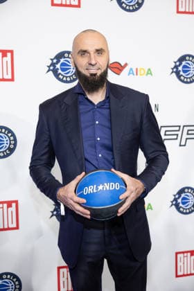 NBA Tip-Off Dinner Axel Springer Marcin Gortat Tip - off Dinner Der Axel Springer Verlag lädt anläßlich des NBA Spiels am 15.01. zu einem Dinner ins Verlagshaus in Berlin Copyright: xEventpressxFuhrx