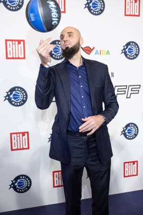 NBA Tip-Off Dinner Axel Springer Marcin Gortat Tip - off Dinner Der Axel Springer Verlag lädt anläßlich des NBA Spiels am 15.01. zu einem Dinner ins Verlagshaus in Berlin Copyright: xEventpressxFuhrx