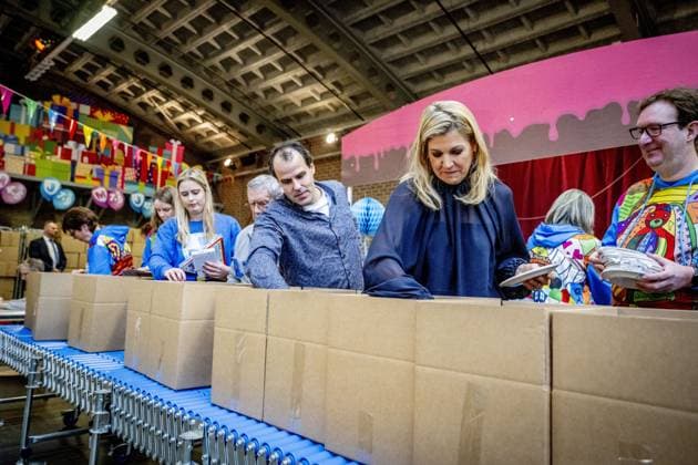 ROTTERDAM - Queen Maxima is paying a working visit to the Jarige Job Foundation in Rotterdam. In the Netherlands, there are children who cannot celebrate their birthdays because they lack the funds at home. The Jarige Job Foundation helps the parents of these children by providing a birthday box with everything they need for a real birthday, both at home and at school. The box contains gifts, streamers, and treats. ROBIN UTRECHT ANP netherlands out - belgium out  Copyright: xx x547567154x originalFilename: 547567154.jpg