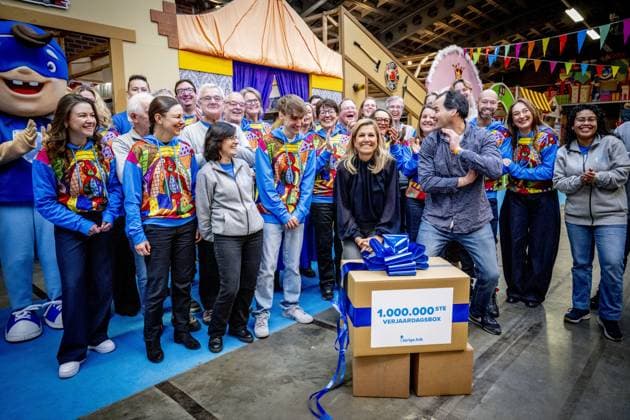 ROTTERDAM - Queen Maxima is paying a working visit to the Jarige Job Foundation in Rotterdam. In the Netherlands, there are children who cannot celebrate their birthdays because they lack the funds at home. The Jarige Job Foundation helps the parents of these children by providing a birthday box with everything they need for a real birthday, both at home and at school. The box contains gifts, streamers, and treats. ROBIN UTRECHT ANP netherlands out - belgium out  Copyright: xx x547567662x originalFilename: 547567662.jpg